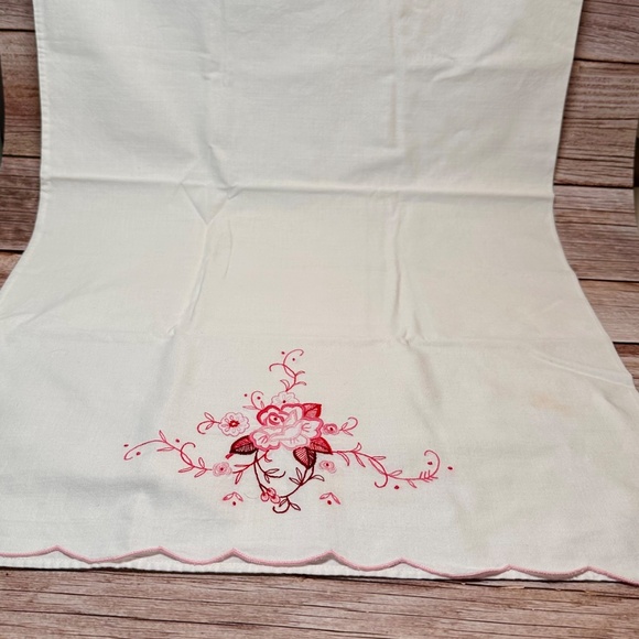🌸 Vintage Floral Embroidered Pillowcases – Set of 2 – Cottagecore Pink Charm 🩷 - Picture 2 of 8